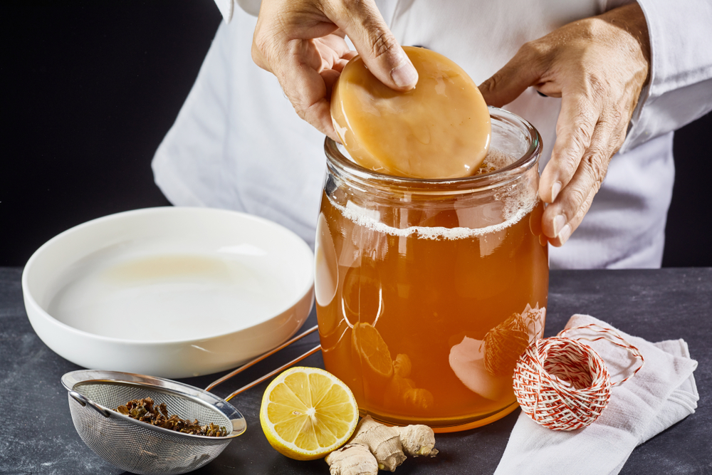 Suka Minum Teh Kombucha? Ini Manfaat dan Efek Sampingnya