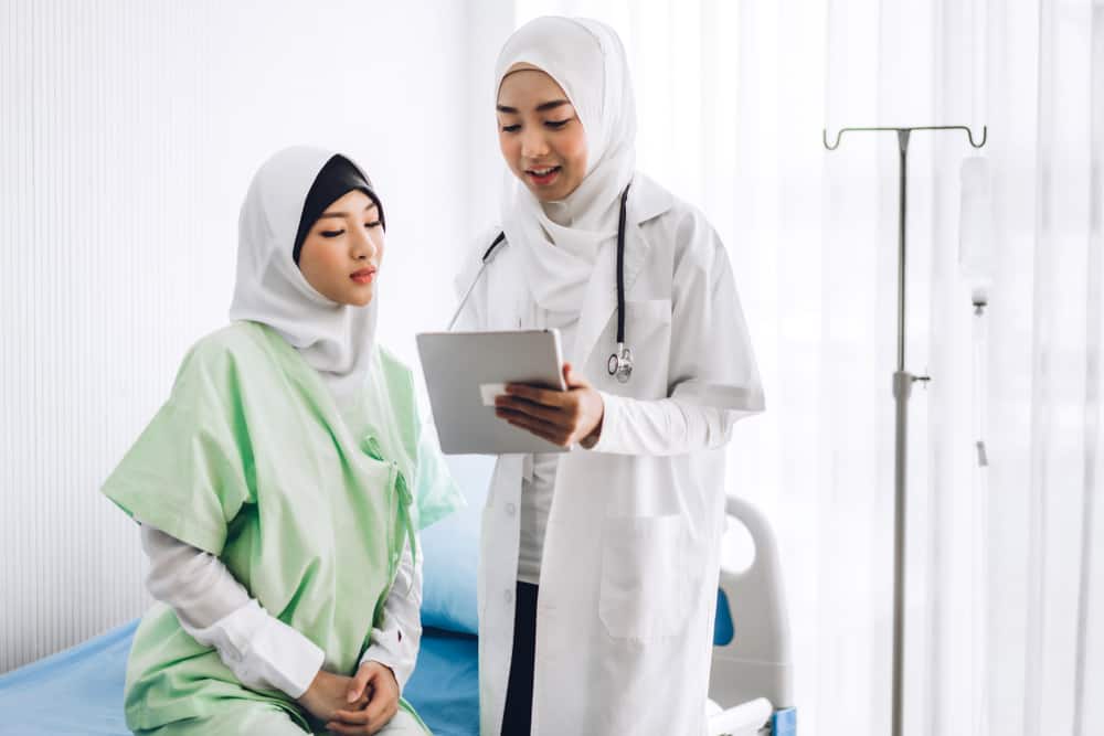 Dokter dan pasien wanita muslim