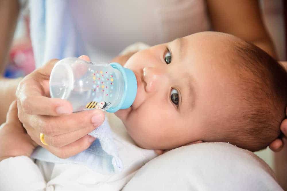 Kapan Air Putih untuk Bayi Boleh Diberikan?