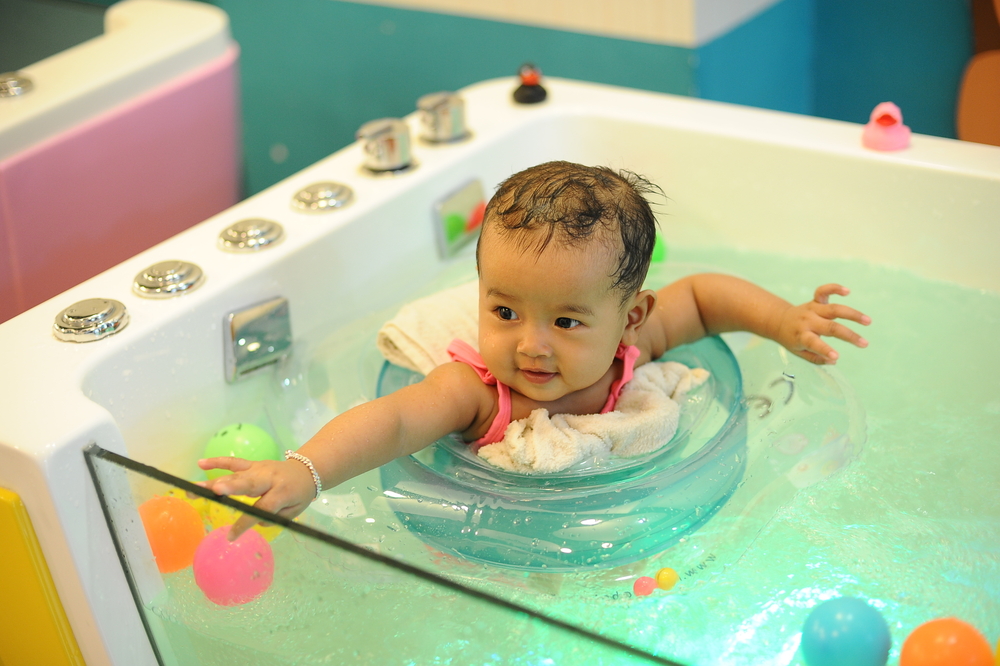 Bukan Sekadar Berendam, Ini Manfaat Baby Spa untuk Si Kecil