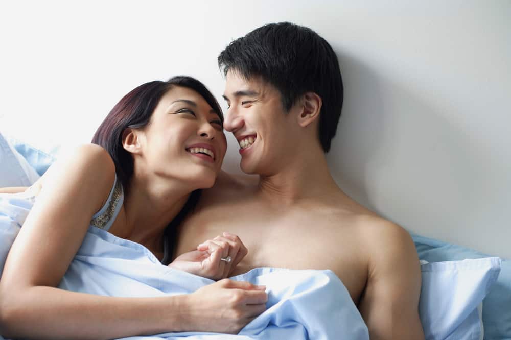 10 Cara Memainkan Payudara agar Pasangan Nyaman