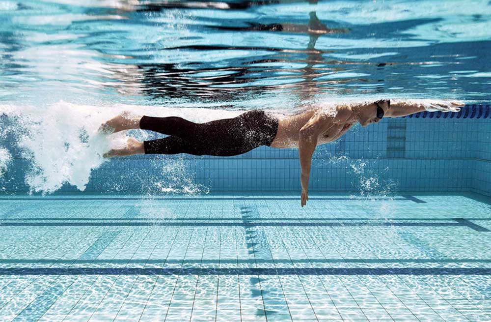 Sikap tangan yang benar saat menarik pada berenang gaya bebas