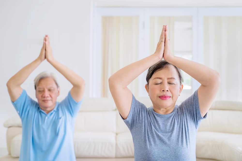 senam yoga untuk lansia