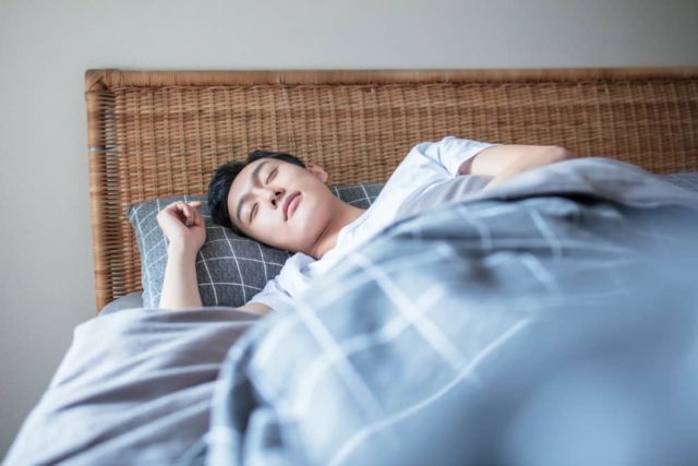 Tidur Tanpa Bantal, Sebenarnya Lebih Sehat atau Tidak?