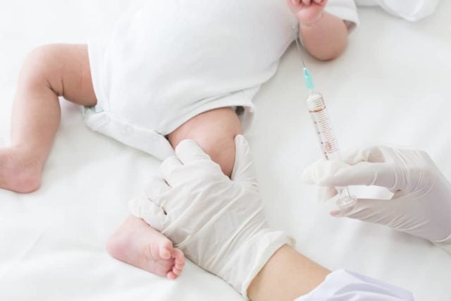 Bayi menerima injeksi vaksin hepatitis B sebagai pengganti vaksin hepatitis B