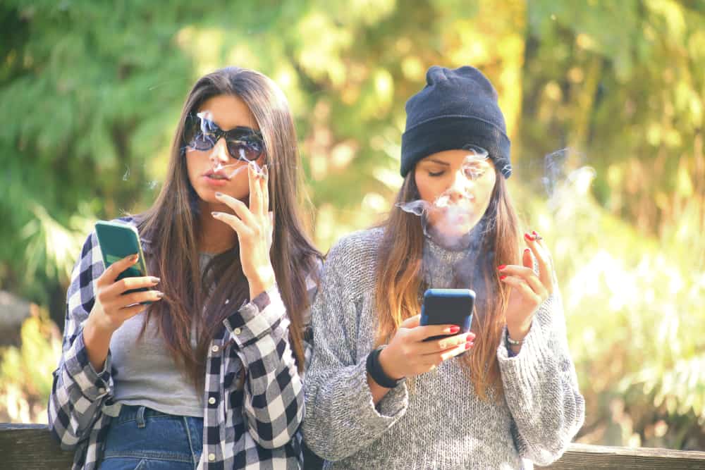 Sama Seperti Perokok Aktif, Menjadi Social Smoker Ternyata Juga Berbahaya