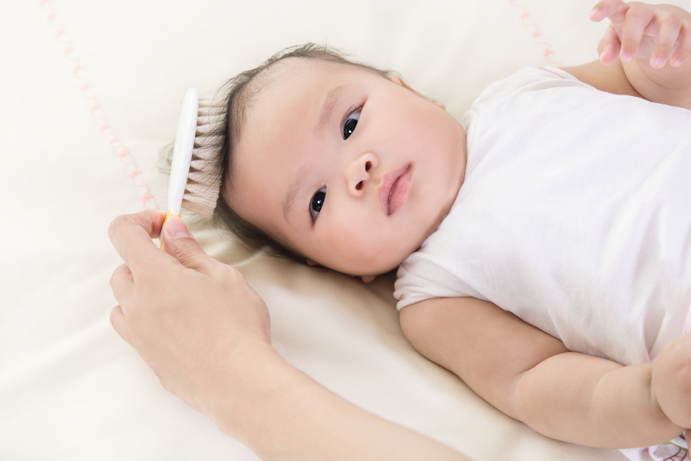 6 Cara Merangsang Pertumbuhan Rambut Si Kecil