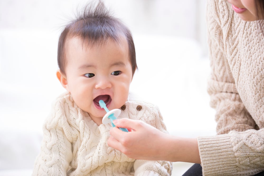 7 Tips Aman Membersihkan dan Merawat Kesehatan Gigi Bayi Sedini Mungkin