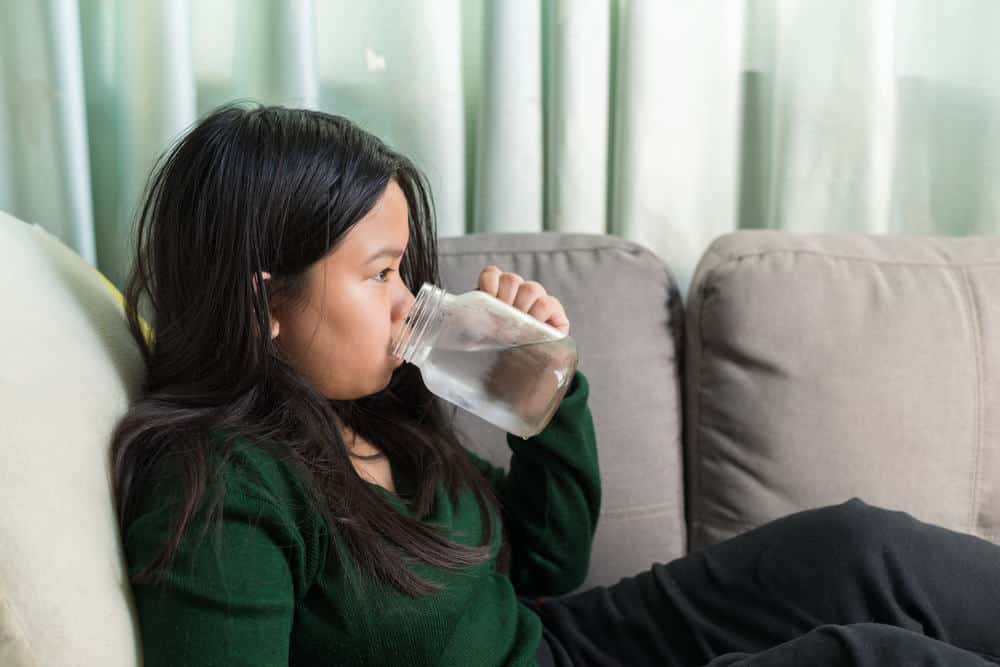 anak minum air putih