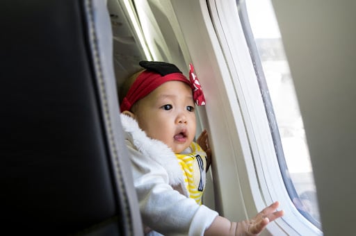 Kapan Saat yang Tepat untuk Mengajak Bayi Naik Pesawat?