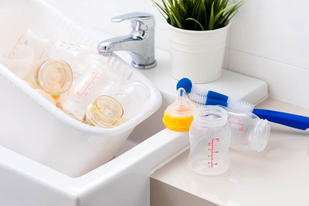 3 Cara Mencuci Botol Susu Bayi, Mulai dari Menggunakan Tangan Sampai Mesin