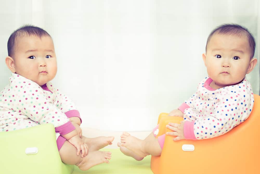 merawat bayi kembar