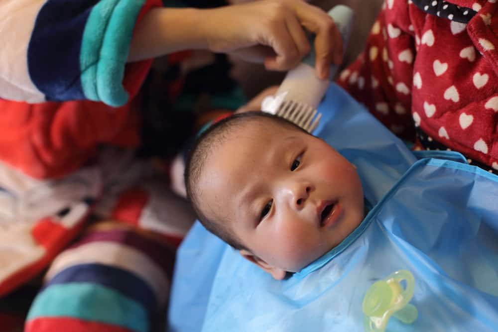 Panduan Mencukur Rambut Bayi agar Lebih Mudah dan Aman
