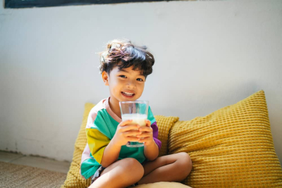 anak minum susu untuk mendapat manfaat omega 3
