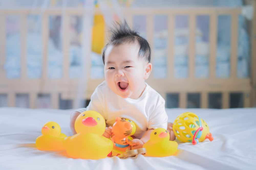 Bu, Ini Macam-Macam Mainan Bayi Usia 3 Bulan Sesuai Perkembangannya