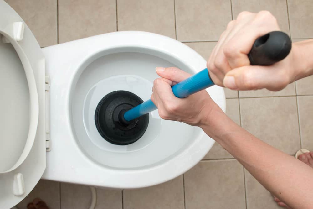 Tak Lagi Tersumbat, Ini 6 Cara Efektif Mengatasi WC yang Mampet