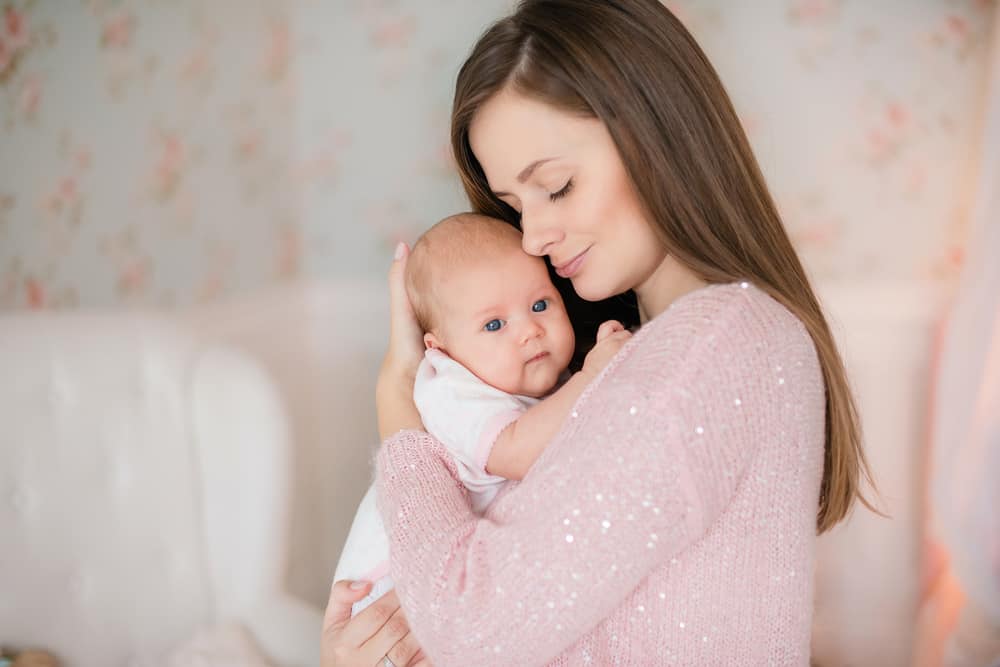 Cara Tepat Menggendong Bayi yang Penting Diketahui Orangtua