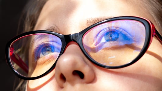Kacamata Antiradiasi dan Pentingnya Menjaga Kesehatan Mata Akibat Penggunaan Gadget