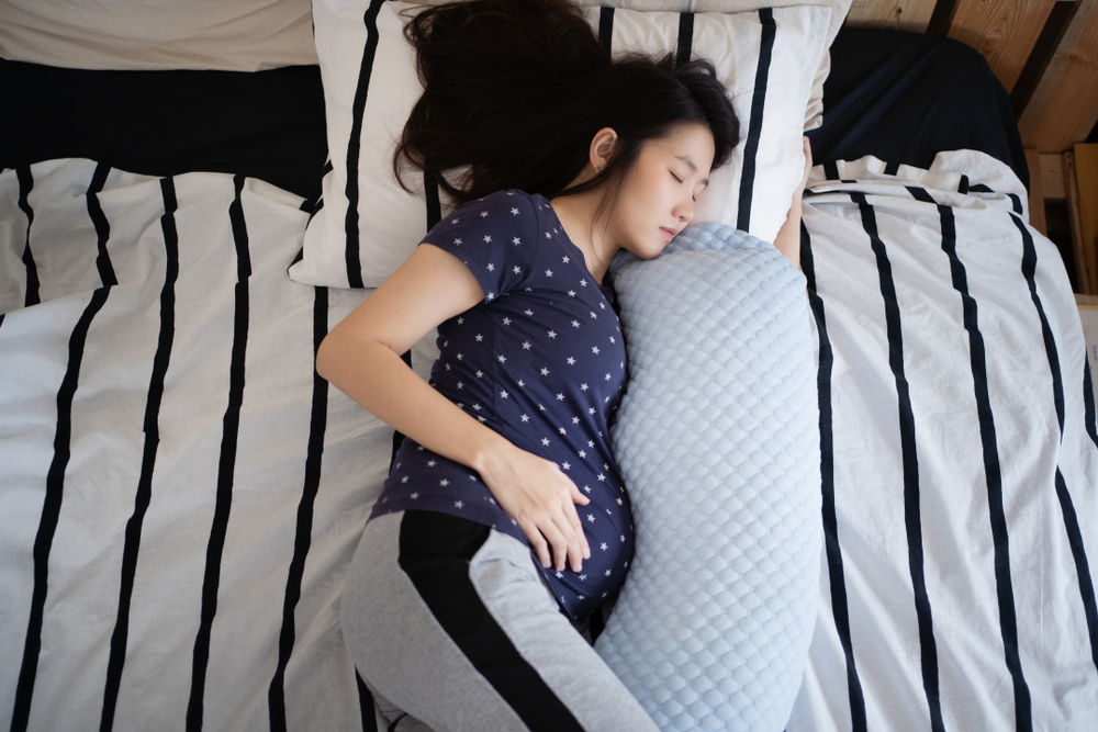 Apakah Posisi Tidur Tertentu Bisa Mempercepat Persalinan?