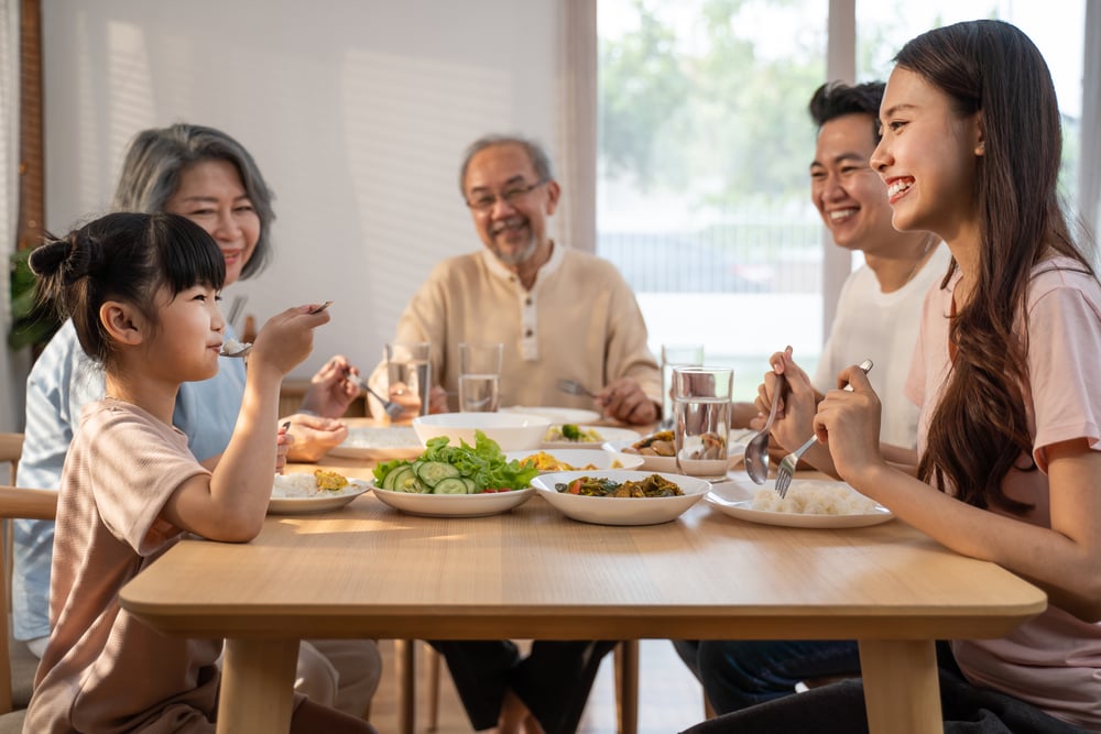 Kiat Mengajarkan Etika Makan pada Anak Sejak Dini