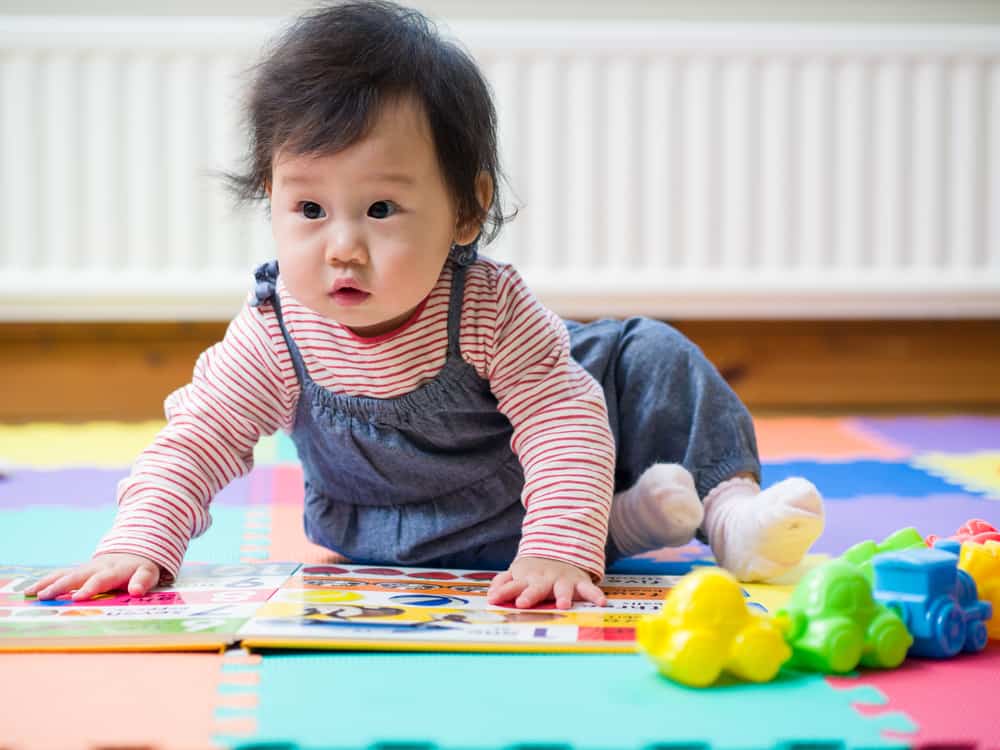 perkembangan bayi usia 10 bulan