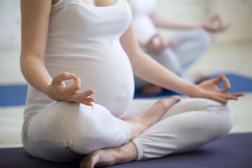 10 Rekomendasi Gerakan Prenatal Yoga untuk Ibu Hamil