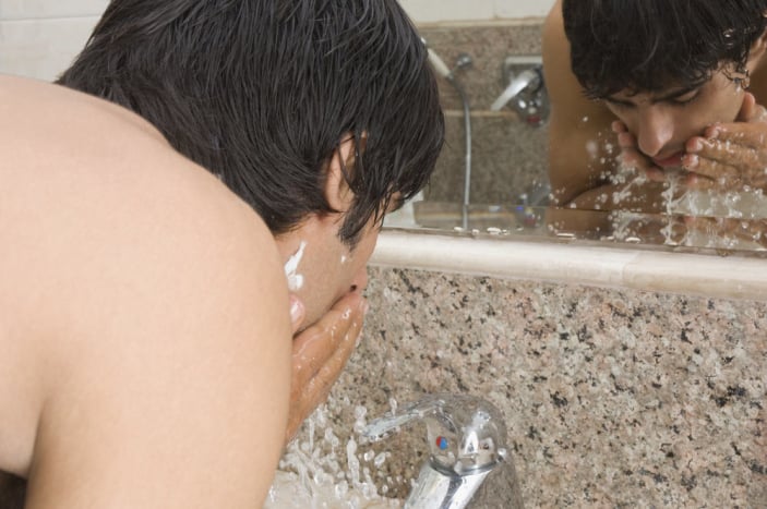 berapa kali pria harus cuci muka pakai sabun muka