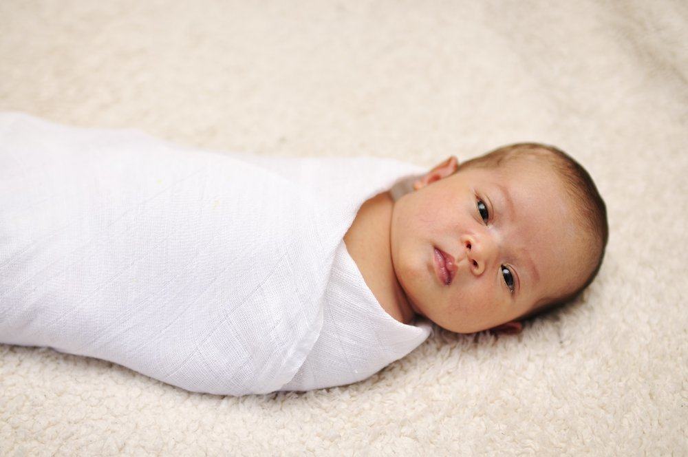 Bedong Bayi: Manfaat dan Cara Memakaikan yang Tepat
