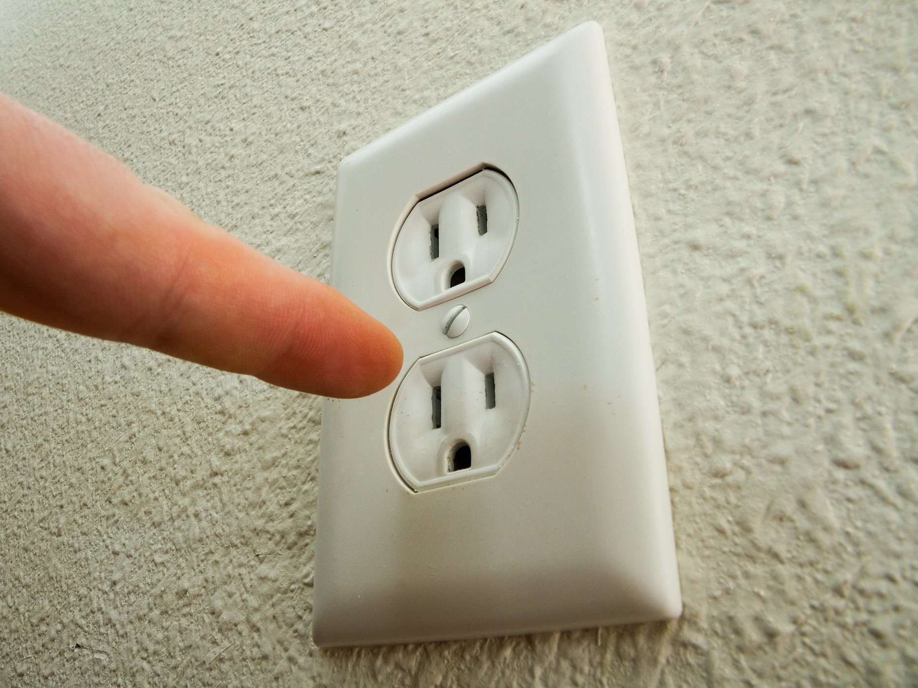 Langkah Pertolongan Pertama Saat Tersengat Listrik (Kesetrum)