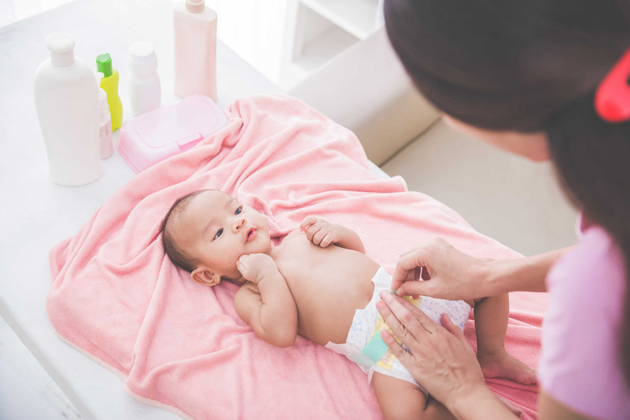 Cara Membersihkan Badan Bayi dari Kepala, Tali Pusat, Sampai Organ Intim