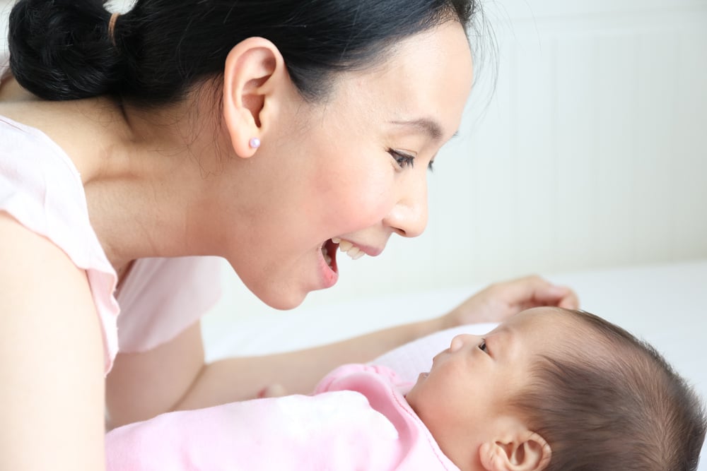 Cara Tepat Berkomunikasi dengan Bayi Baru Lahir
