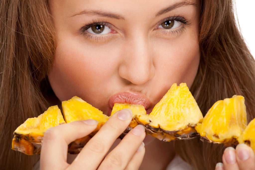 penyebab lidah gatal setelah makan nanas, cara menghilangkan gatal di lidah akibat makan nanas, lidah gatal saat makan nanas