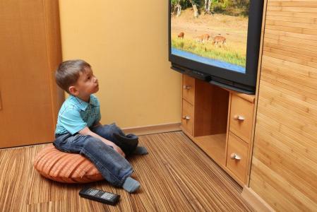 Benarkah Menonton TV Terlalu Dekat Bisa Bikin Mata Anak Rusak?