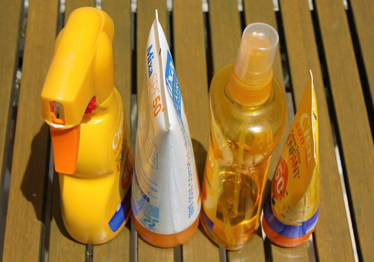 Sunblock atau Sunscreen, Mana yang Lebih Baik