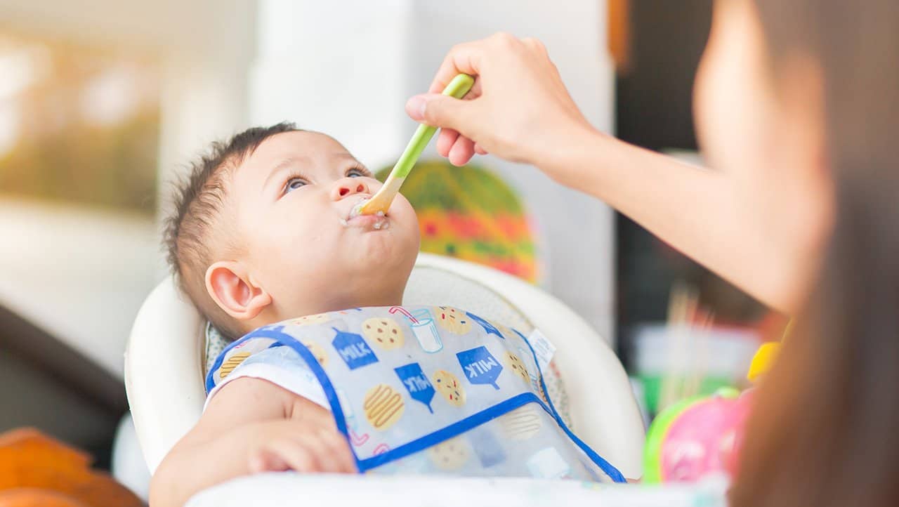 Panduan Memberi Makanan Bayi agar Tidak Sembelit