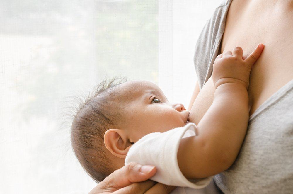 8 Alasan Bayi Menarik Puting Ibu Saat Menyusu