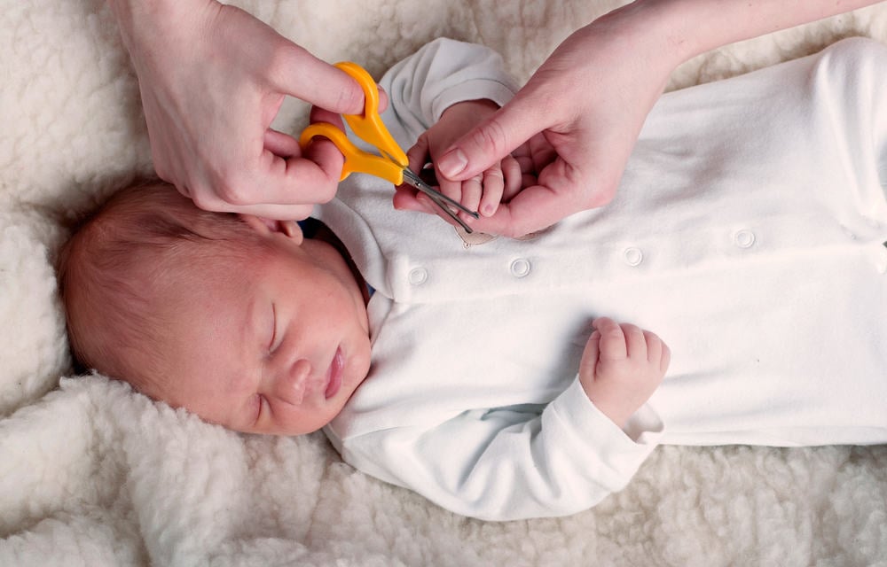 gunting kuku bayi untuk mengatasi biang keringat