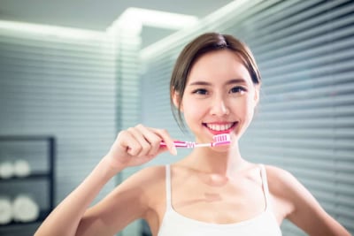cara menyikat gigi yang benar untuk atasi gigi goyang