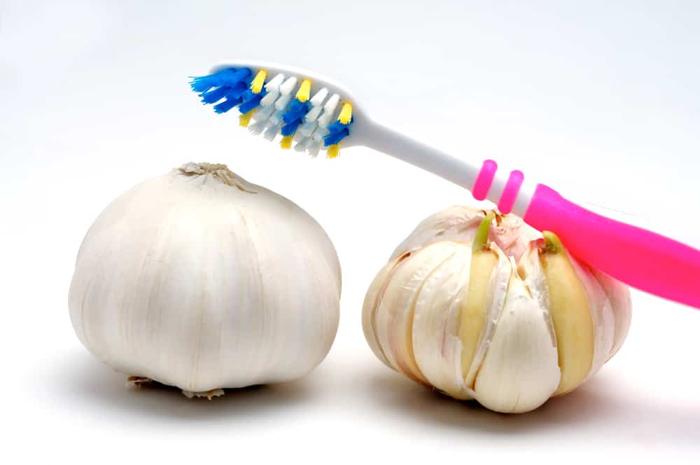 7 Cara Menghilangkan Bau Mulut Setelah Makan Bawang