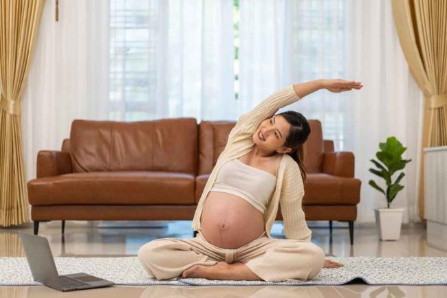 5 Pose Yoga yang Bisa Bantu Ubah Posisi Bayi Sungsang