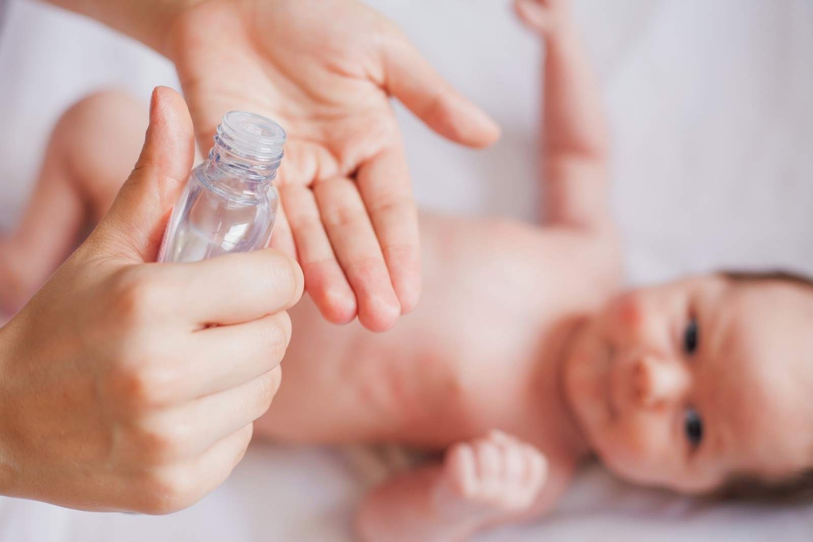 Manfaat Minyak Kelapa untuk Bayi, Mulai dari Mengatasi Eksim Sampai Melebatkan Rambut