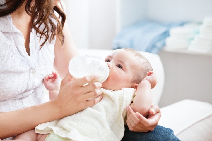 Orangtua Perlu Waspada, Minum Susu Sambil Tidur Bisa Membahayakan Bayi