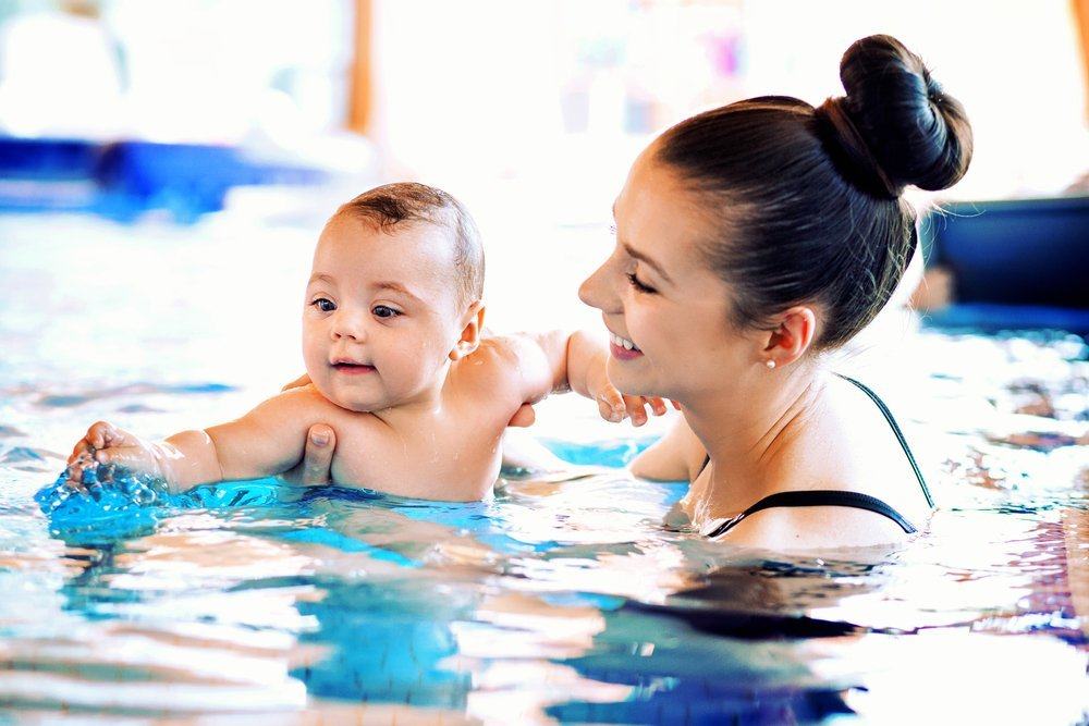 Panduan Aman Membiasakan Bayi untuk Berenang