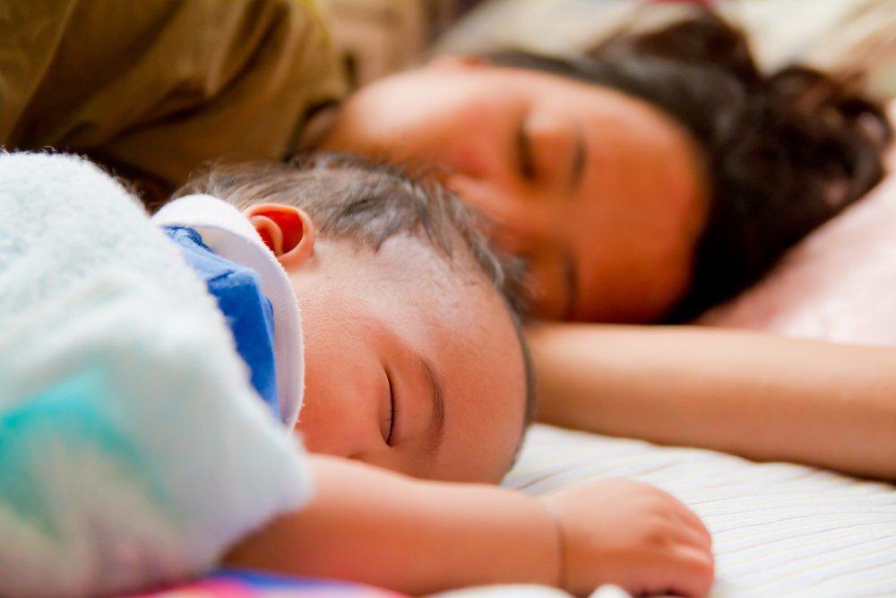 Aturan Aman Tidur Seranjang dengan Bayi