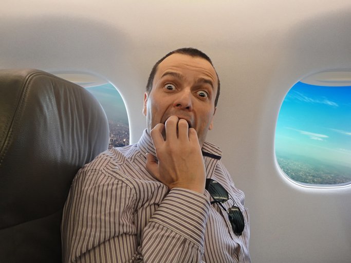 8 Trik Mengatasi Rasa Takut Naik Pesawat