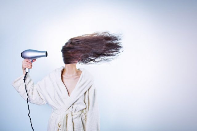 7 Kesalahan yang Sering Anda Lakukan Saat Pakai Hairdryer