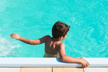 6 Langkah Positif Menghadapi Anak yang Takut Berenang