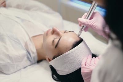 Perawatan klinik kecantikan dermabrasi