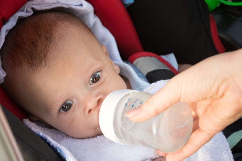 Kenapa Bayi Tidak Boleh Minum Air Putih?