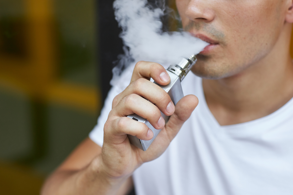 Kerap Dianggap Aman, Kenali 5 Bahaya Vape bagi Kesehatan